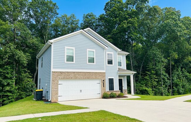 LIKE NEW! 3 bedroom, 2.5 bath home minutes from Downtown Newnan! Must see!