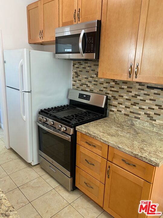 837 N ALEXANDRIA AVE