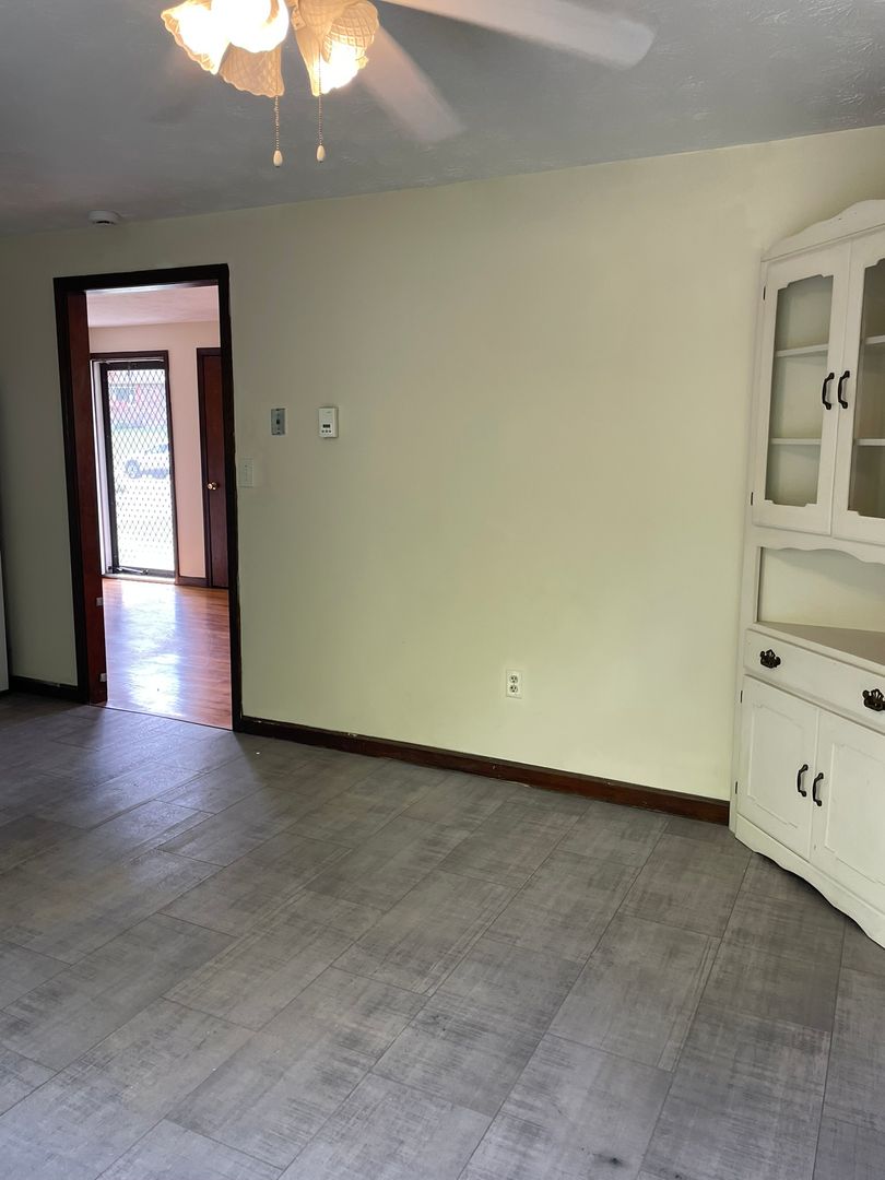 Townhouse style 3 bedroom, 1.5 bathroom