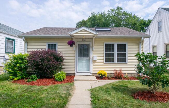 Beautiful 2Bedroom Single Family Ranch Home With Skylight