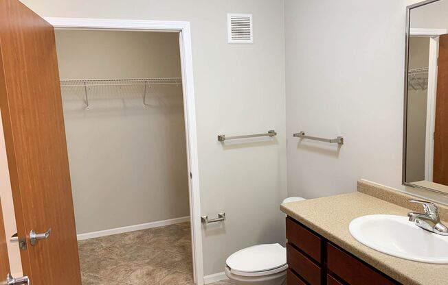 2 beds, 2 baths, 958 sqft, $1,275, Unit 211