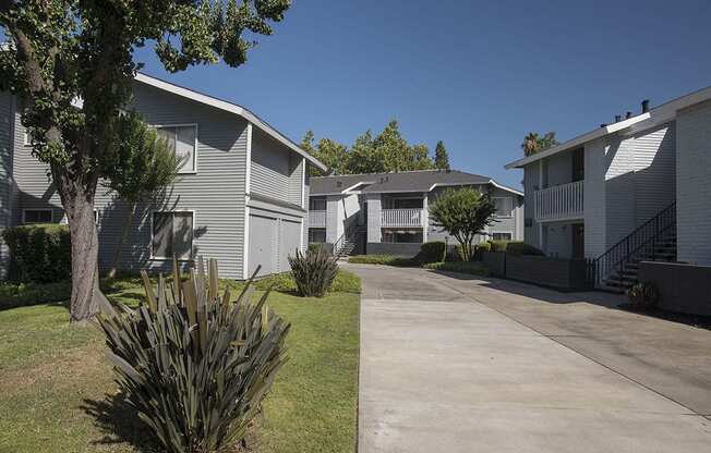 Exterior building with landscape l Vue at the Lake in Sacramento