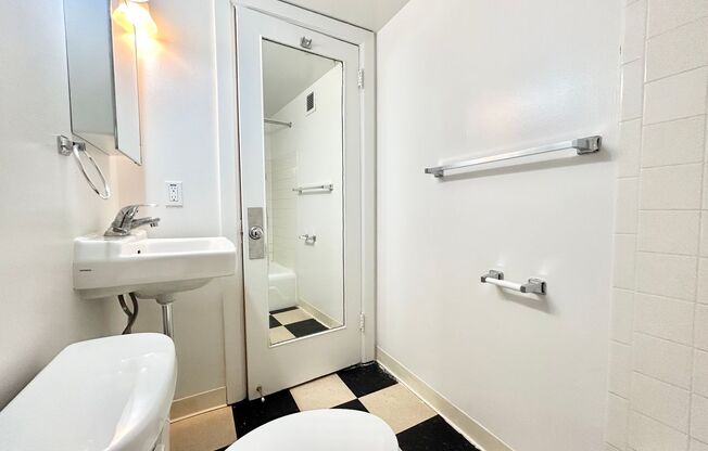 1 bed, 1 bath, 335 sqft, $1,250, Unit 204