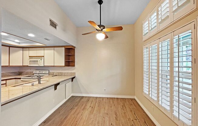 Charming 2BD/2BA Townhouse in Clairemont Mesa with W/D, A/C, & Swimming Pool!