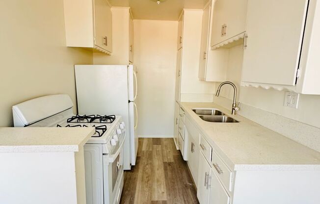 485 - 1049 N MARIPOSA AVE