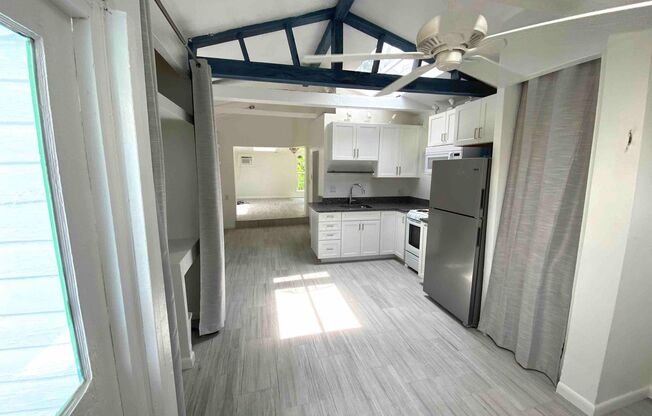 Beautiful large studio 2 blocks from the beach