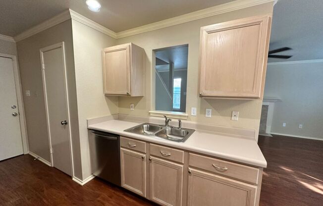 3 BD/2.5 BA AVAILABLE IN GATED COMMUNITY IN THE HEART OF MEDICAL CENTER!