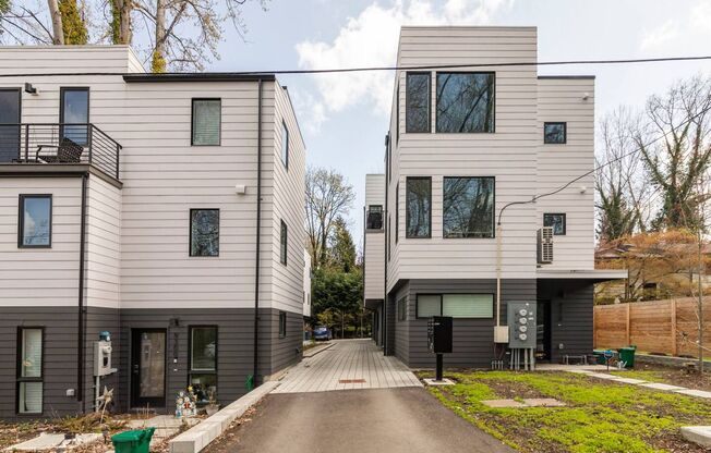Modern Luxury Townhome Near Lake Washington