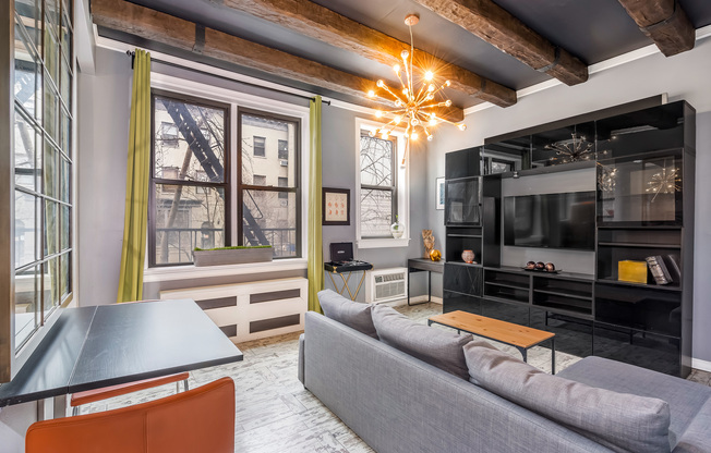 266 W 22 ST