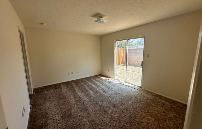 2 beds, 1 bath, 900 sqft, $1,100