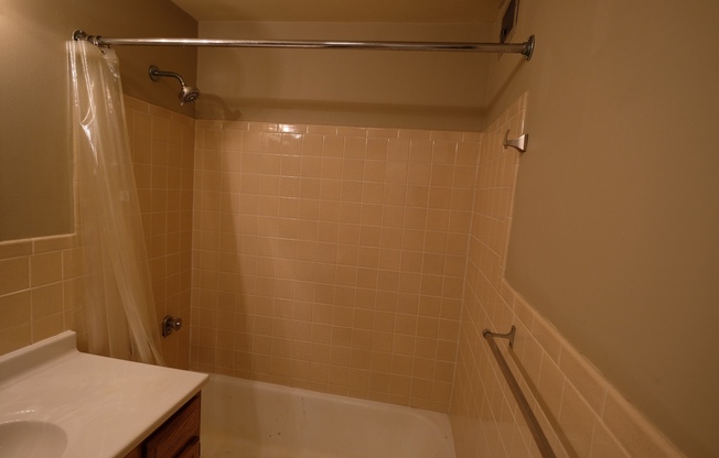 2 beds, 1 bath, $1,050, Unit 120 E9