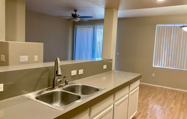 STUNNING BEAUTIFUL 3BD/2.5BA W/ DEN AREA CONDO/TOWNHOME LOCATED IN SUMMERLIN