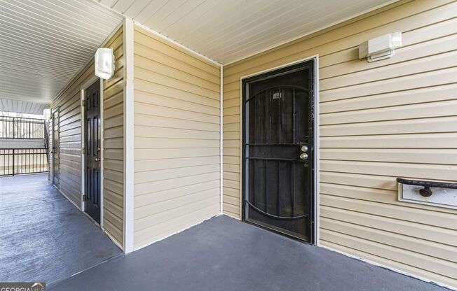 Spacious 2nd Floor Condo in Lithonia, Georgia -- Vouchers Accepted