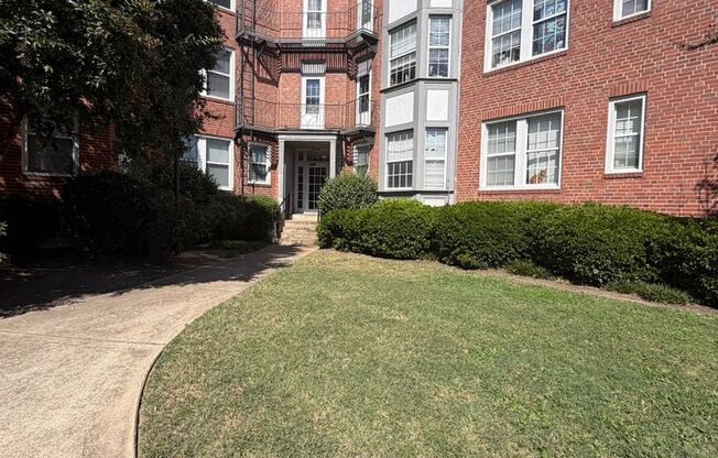 1 bed, 1 bath, 800 sqft, $1,100, Unit B