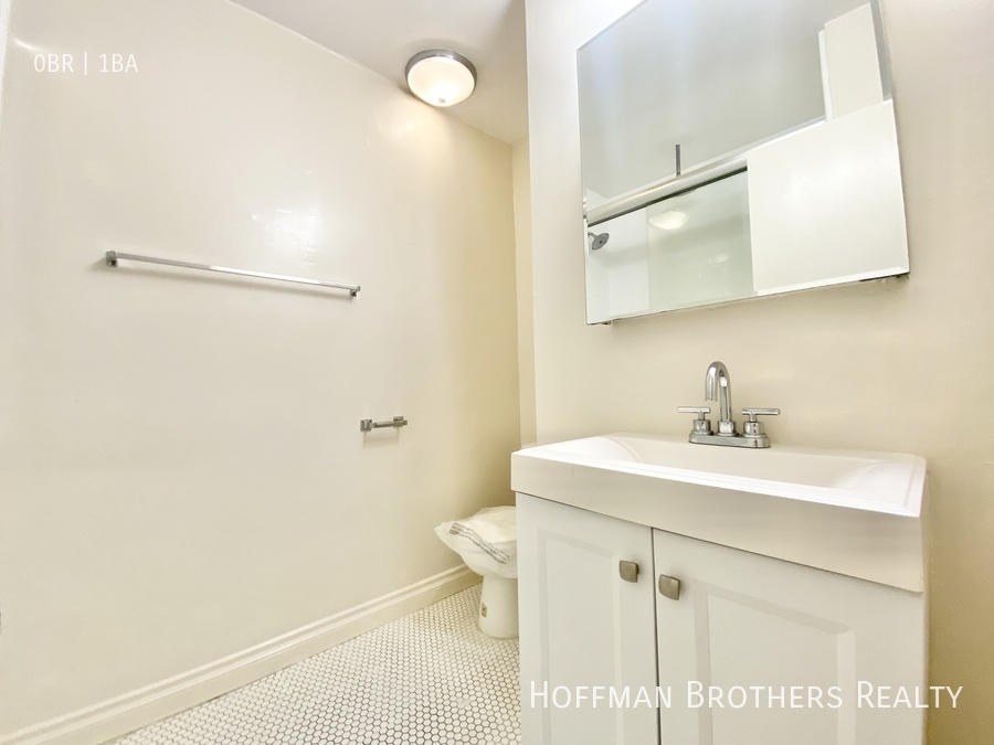 1136 N Ogden Dr