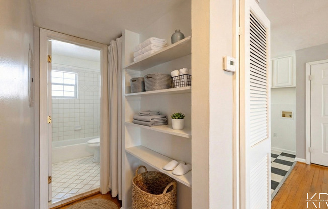 2 beds, 1 bath, 950 sqft, $1,370, Unit 03
