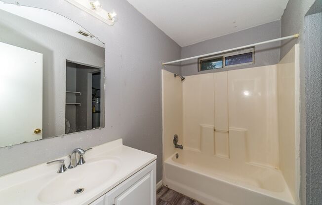 3 beds, 1 bath, $950, Unit 510-b