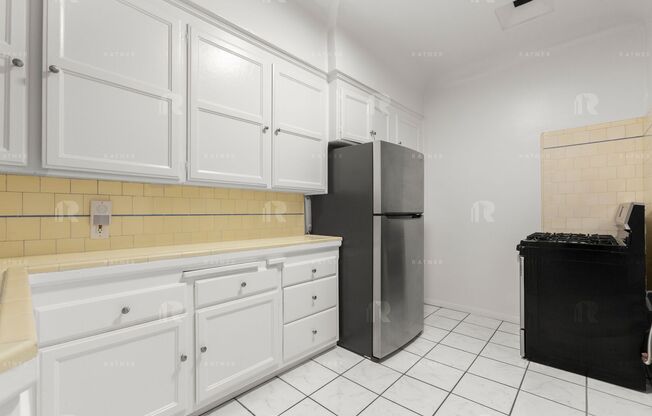 (Ellie:B) 141-143 S. Crescent Drive