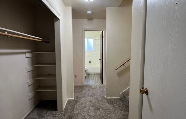 2 beds, 1 bath, $925, Unit 1150 McKinley Ave