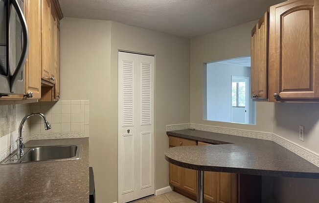 2 beds, 1 bath, 854 sqft, $2,250, Unit 32