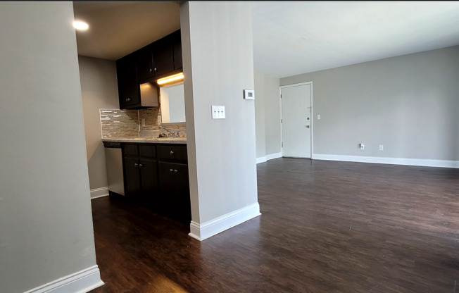 1 bed, 1 bath, $1,095, Unit 4420 Flowerdale Apt E