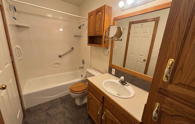 Beautiful 2 Bedroom 2 Bathroom Storage Galore!