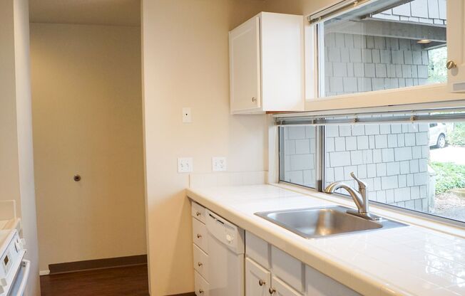 Gorgeous & Bright 1-Bed w/ Wood-Burning Fireplace, W/D, & Private Patio!