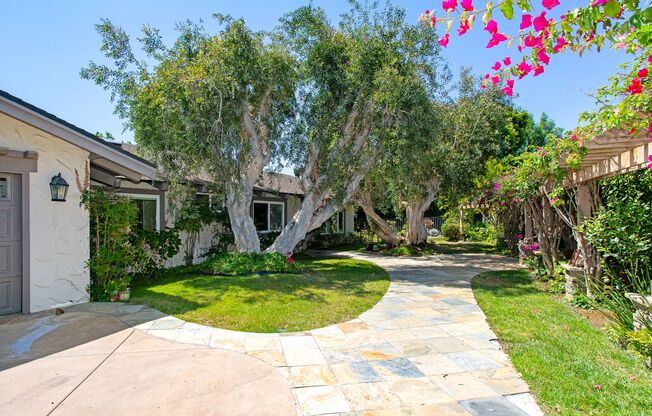 Stunning & Spacious Encinitas Home w/ Gorgeous High Beam Ceilings!!