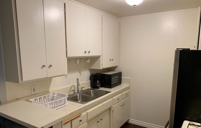 2 beds, 1 bath, $2,095, Unit 201