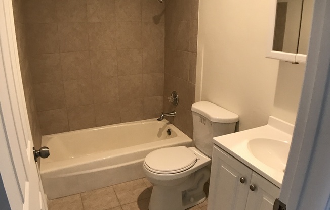 2 beds, 2 baths, 922 sqft, $2,395, Unit 17