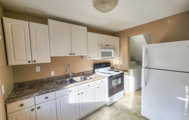 2-Story Apt Walking Distance Ferry!