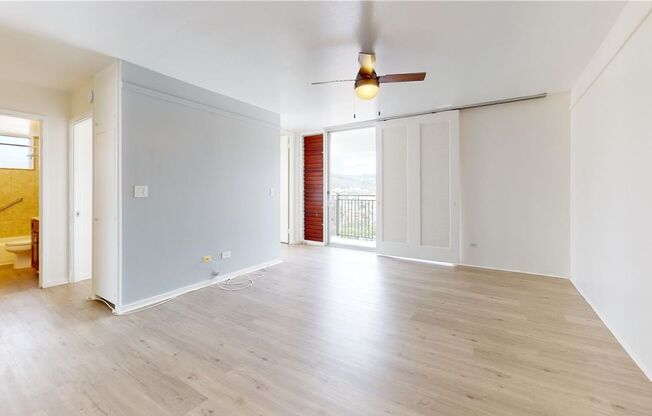 Central Location. Penthouse Condo. Split AC