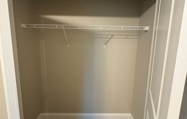 2 beds, 1 bath, 950 sqft, $1,100, Unit 215