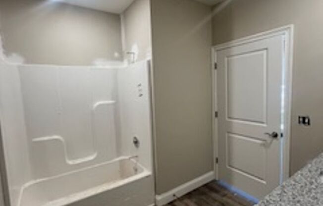 2 beds, 1 bath, 950 sqft, $1,000, Unit 214