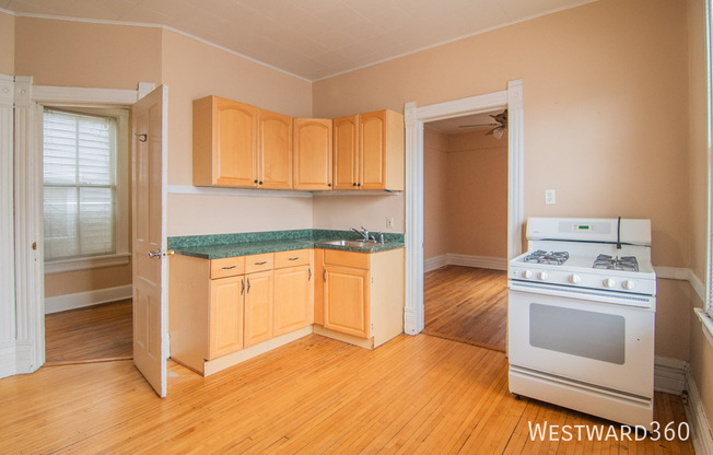 3322 N LAKEWOOD