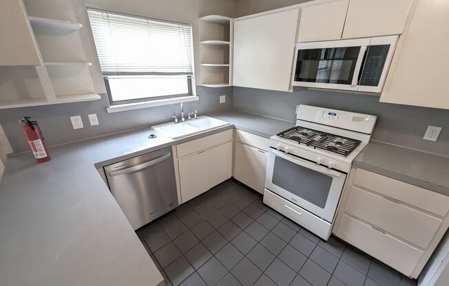 Charming Travis Heights close to everything!