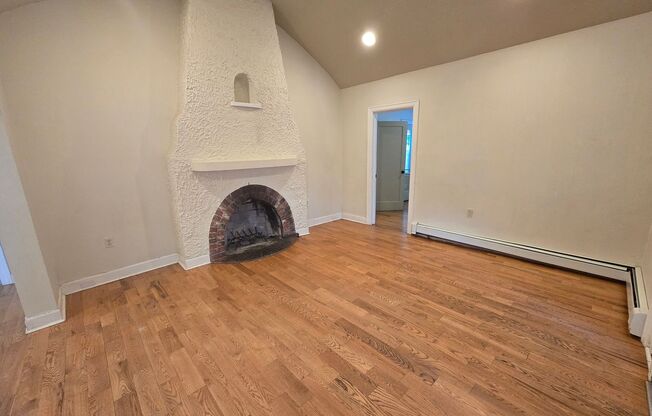 Large Beautiful South Hill Home! Available Now!