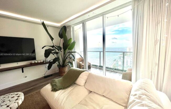 2 beds, 2 baths, 1,140 sqft, $4,700, Unit 1155 Brickell Bay Dr # 17-09