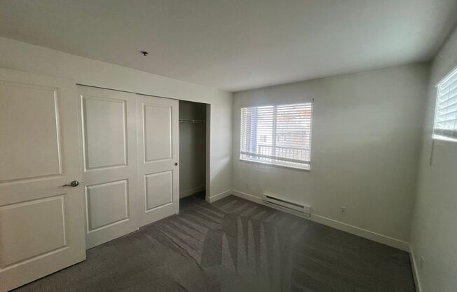 Remodeled Ballard 2BR w/ private deck, in-unit laundry, dishwasher, FIREPLACE!