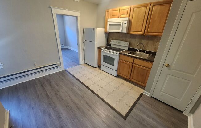 1 bed, 1 bath, 650 sqft, $950, Unit 1F