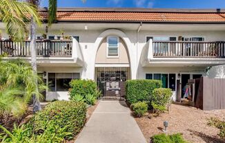 Upgraded 2bd/1ba Condo with Washer/Dryer in unit!