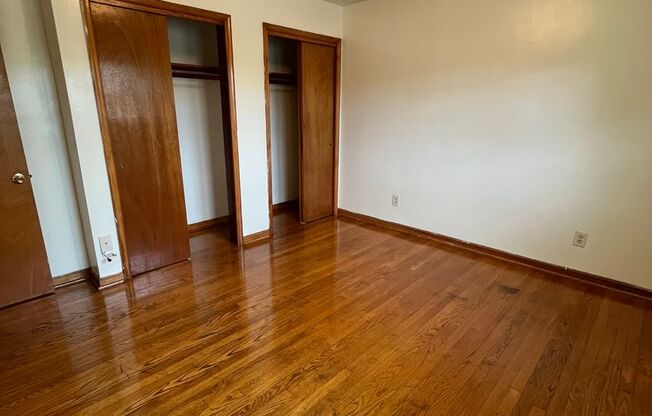 2 beds, 1 bath, 903 sqft, $1,250, Unit B-5