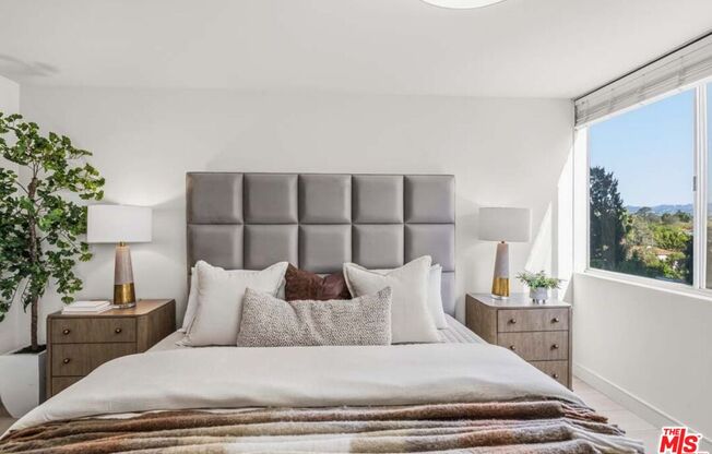 2 beds, 2 baths, 900 sqft, $4,000, Unit 806