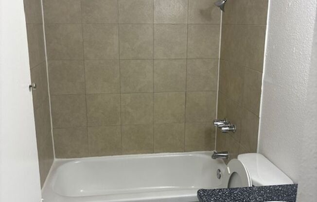 2 beds, 1 bath, 853 sqft, $1,425, Unit 433