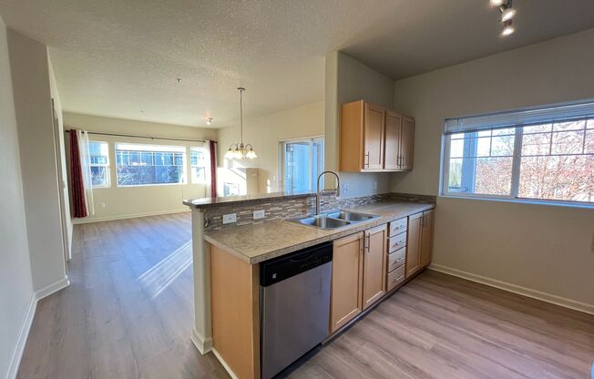 Charming 2 bed 2 bathroom place in Portland! Garage and covered balcony! Washer & Dryer in unit!