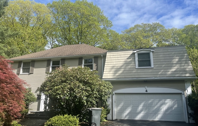 4 PADDOCK LN