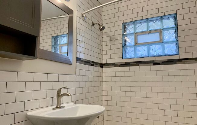 Studio, 1 bath, $725, Unit 14