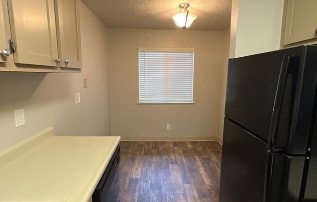 2 beds, 1 bath, $1,595, Unit 07