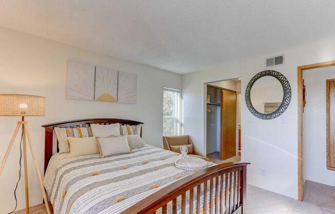 2 beds, 2 baths, 870 sqft, $1,735, Unit 10-112