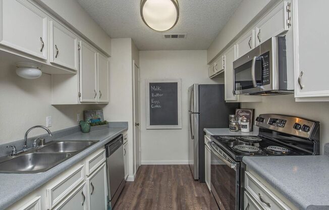 2 beds, 1 bath, 900 sqft, $1,610, Unit 17-056